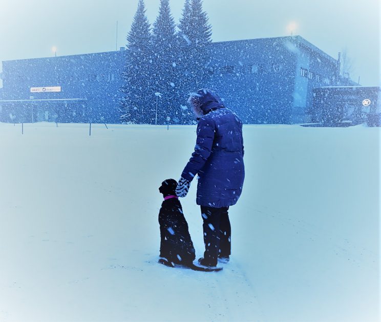 Outi og Fiia venter på kastet. Fiia sitter pent ved siden
